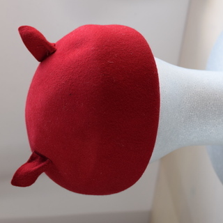 耳付　ベレー帽　フェルト　エンジ色 　毛100%　57cmの画像