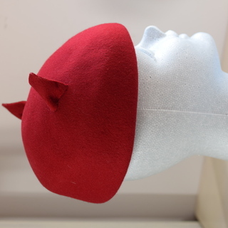 耳付　ベレー帽　フェルト　エンジ色 　毛100%　57cmの画像