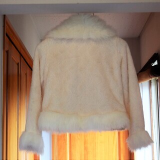 【新品】ファー付き　ジャケット　白　Mサイズの画像