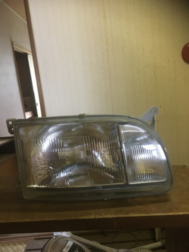 ハイエース100系のヘッドライトです。