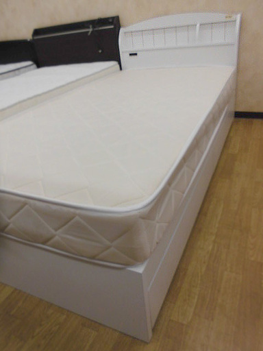 シングルベッドⓀ 木製フレーム 白 宮棚・コンセント・引出し収納付き　西岡店