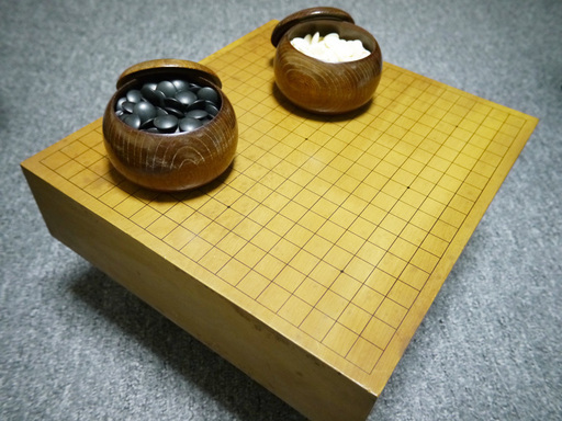 【交渉中】本格的な碁盤と碁石 44.7×41.3cm
