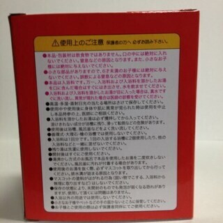 はたらくトミカ 炭酸入浴料 小さなトミカおまけ付き ももの香りの画像