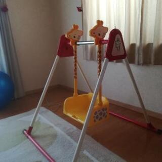 赤ちゃんキリンのラクラクブランコの画像