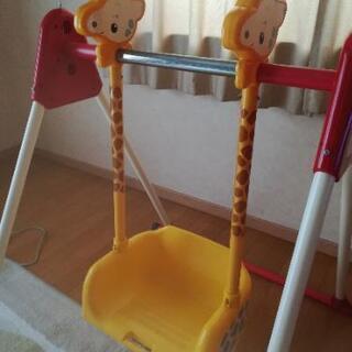 赤ちゃんキリンのラクラクブランコの画像