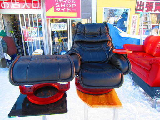 リサイクルショップのダイトーです。お持ち帰り価格　リクライニングチェアー　サイドテーブルあり　オットマンセット