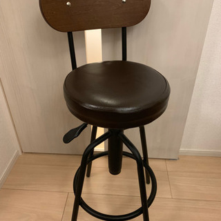 背もたれ付きカウンタースツール