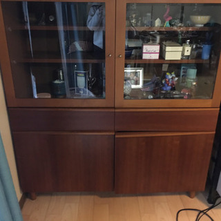 ガラスキャビネット(収納もたっぷり入ります)