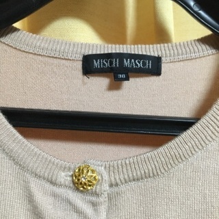 MISCH MASCHの ベージュのボタンがオシャレな合わせやすい長袖ニットカーディ サイズ38(2)の画像