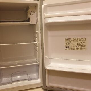 SHARPの一人暮らし用の冷蔵庫の画像