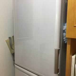 両開きシャープ冷蔵庫の画像