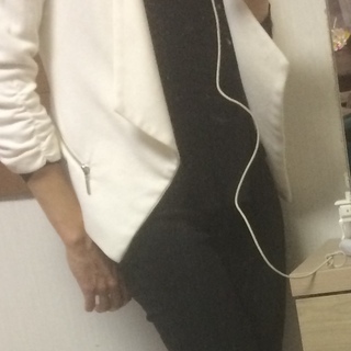 ヨロッパ　有名なブランド　MANGO　（価値7000円） のジャ...