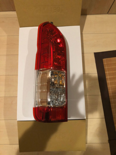 ハイエース　5型　純正テールライト　新車外し　美品
