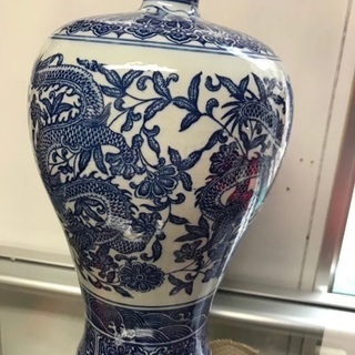 大清乾隆年製青花龍唐草紋梅瓶