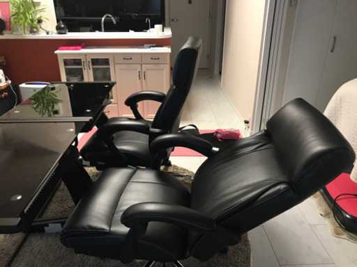 オットマン付きチェア2脚とテーブル2台