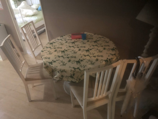 丸いダイニングセット