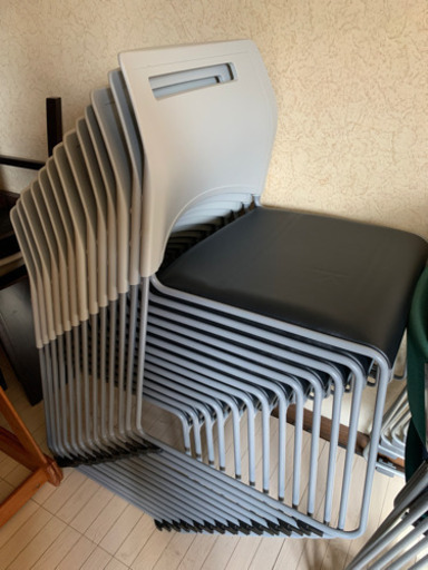 会議など、重ねられる椅子