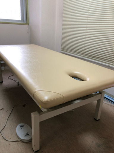 治療用電動ベッド