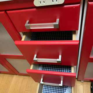 可愛い赤の食器棚差し上げますの画像