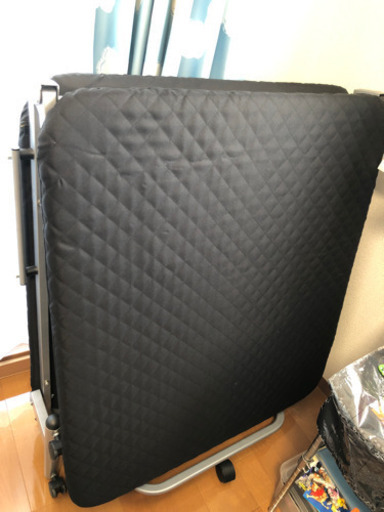 折りたたみベッド　引取り先決まりました