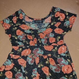 花柄のレディース服の画像