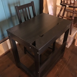 学習机と椅子の画像