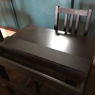 学習机と椅子の画像