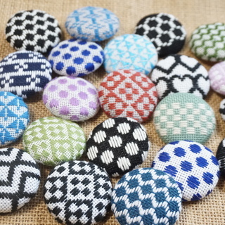 ハンドメイド クルミボタンヘアゴムの画像