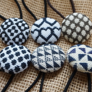 ハンドメイド クルミボタンヘアゴムの画像