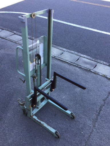 中古　ハンドリフト　トラバーリフト　 　幅64.5　　奥行98　　高さ161　 （ｃｍ）　ビシャモン　手動油圧式　フォークリフト　作業