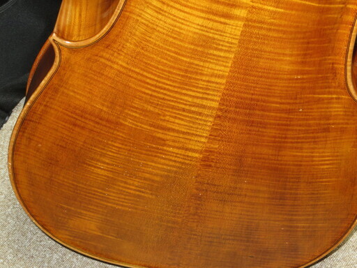 チェロ　ドイツの小さな工房で制作された楽器です