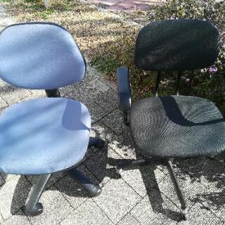 事務椅子2脚、差し上げます。取りに来てください。