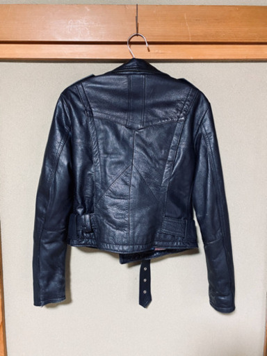 非常にタイトなライダースです