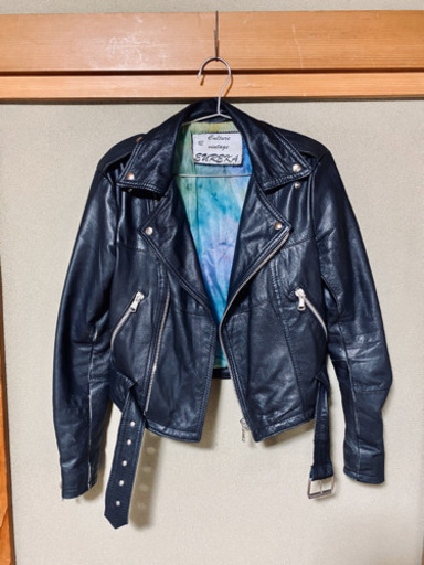 非常にタイトなライダースです