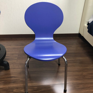 小さなお子さん用のブルーチェアー