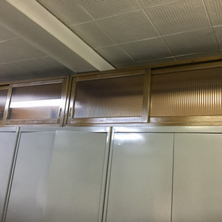 一段 木製の本棚
