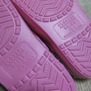 タグ付き未使用品 crocs クロックス 風 サンダル ピンクボア付き リボン 　サイズ違いの画像