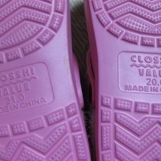 タグ付き未使用品 crocs クロックス 風 サンダル ピンクボア付き リボン 　サイズ違いの画像