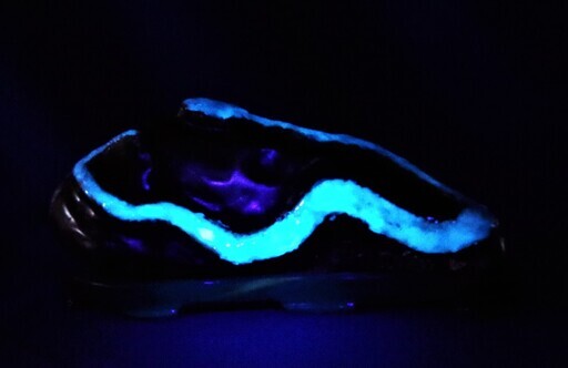 蛍光蛇石　ブラックライトで発光　財運オブジェ　ＵＶランプ対応　白蛇　蓄光蛍光加工　金ラメ入り