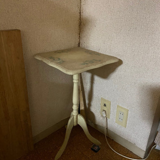 白系サイドテーブル
