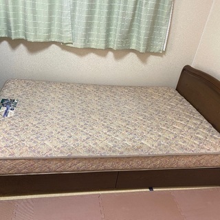 セミダブル　フランスベッド　ベッド下引き出しあり。