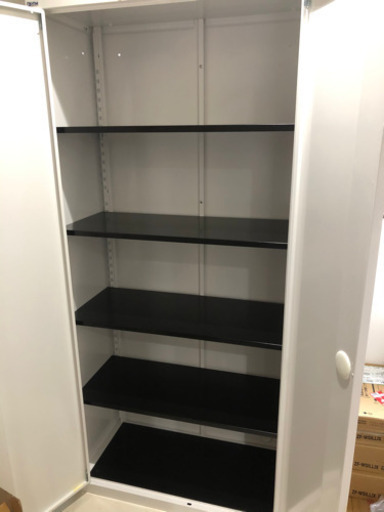 綺麗な鍵付き商品棚