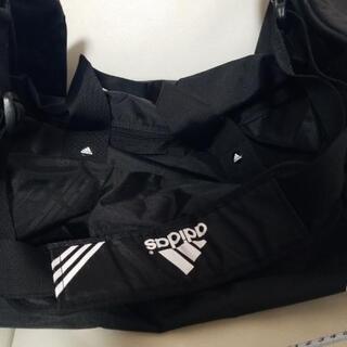 adidasスポーツバッグの画像