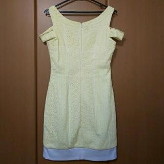 Sobre 黄 オフショルミニドレスの画像