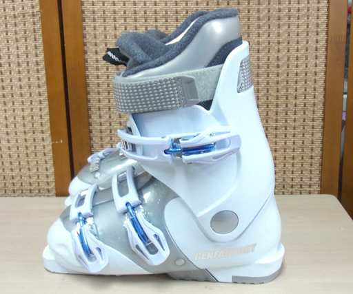 ゲンファクトリ Equipment 24.0-24.5cm スキーブーツ スキー靴 レディース ホワイト 南12条店  ゲン（GEN）スキーブーツの販売ページ