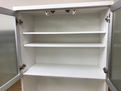 【リサイクルサービス八光　田上店　配達・設置OK】エナメルホワイト　食器棚スリム　2口コンセント付