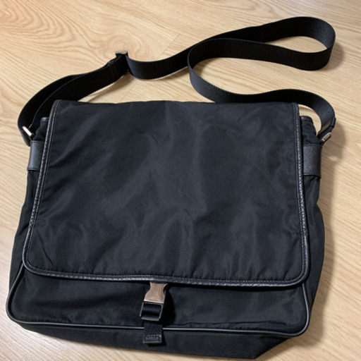 プラダ　メッセンジャーバッグ