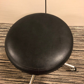 OKAMURAの昇降する丸椅子　何時間座ってても疲れません！の画像