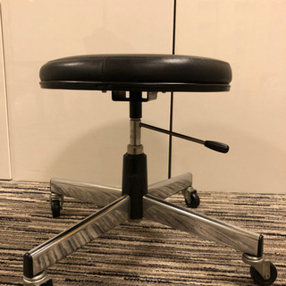 OKAMURAの昇降する丸椅子　何時間座ってても疲れません！の画像