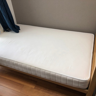 セミダブルのベッドとマットレス【2/19まで】無印良品の新価109,800円。一年半使用。